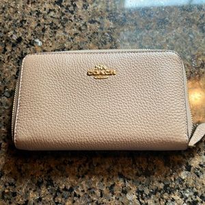 Coach Medium ID Zip Wallet in Pebble Leather Taupe